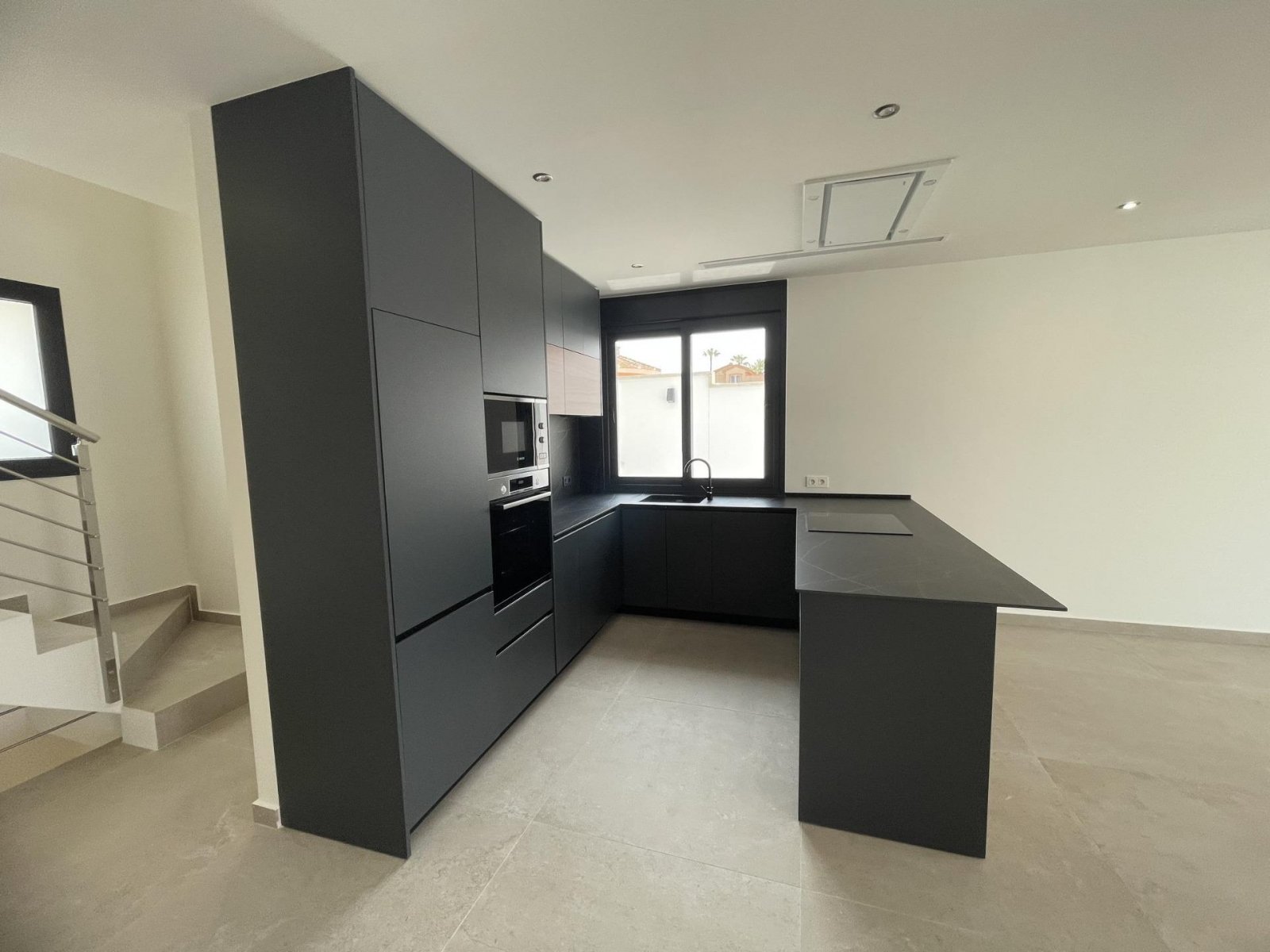 NEU GEBAUTE VILLA IN ROJALES
Neubau einer modernen Villa in Rojales in der Nähe aller Annehmlichkeiten und Dienstleistungen.
Entworfen,