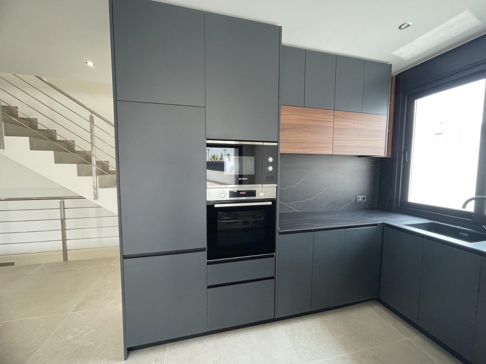 NEU GEBAUTE VILLA IN ROJALES
Neubau einer modernen Villa in Rojales in der Nähe aller Annehmlichkeiten und Dienstleistungen.
Entworfen,