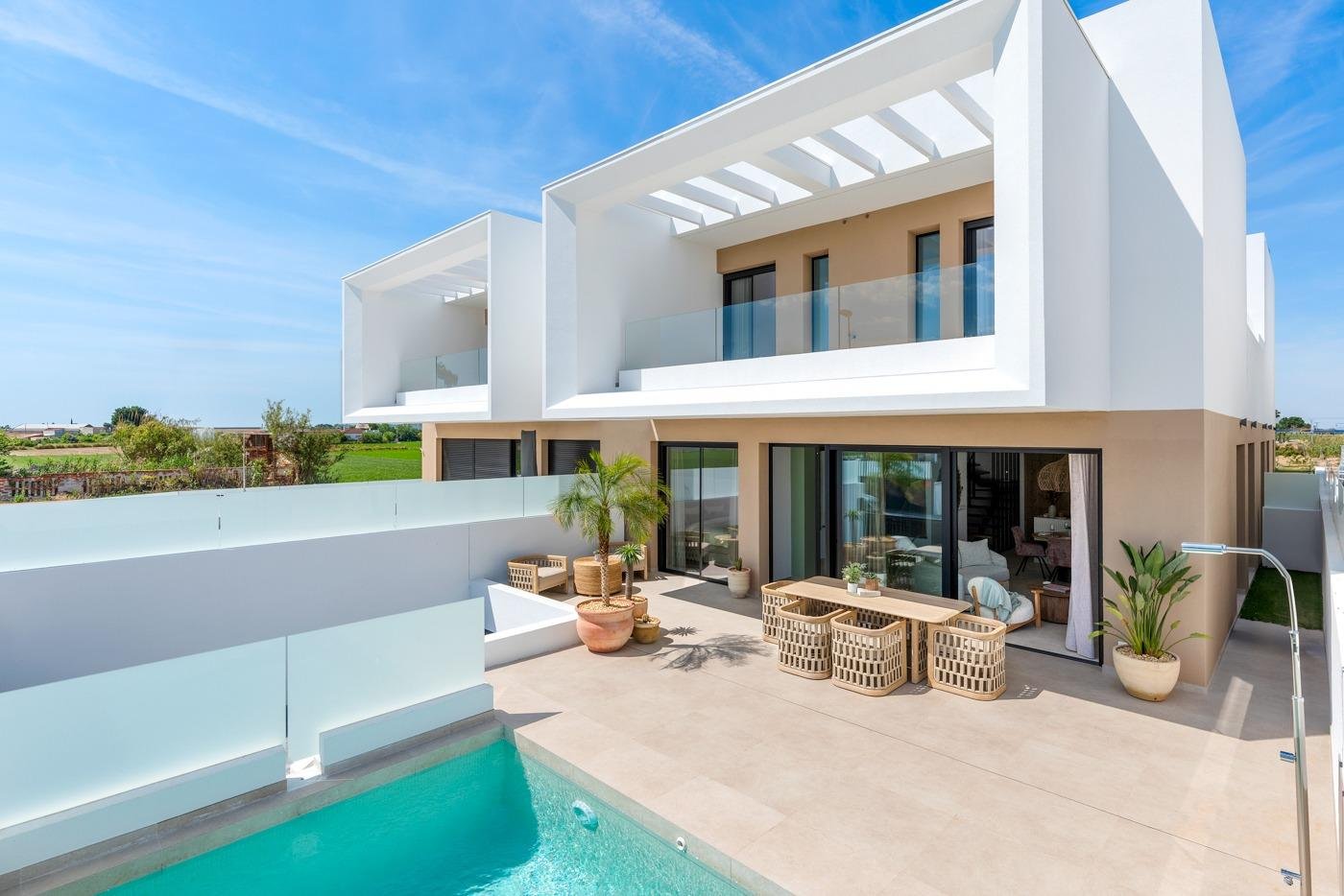 Neubau-Doppelhaushälften und Reihenhäuser in Dolores, Alicante
Entdecken Sie diese exklusive Neubauprojekt mit 20 modernen Doppelhaushäl