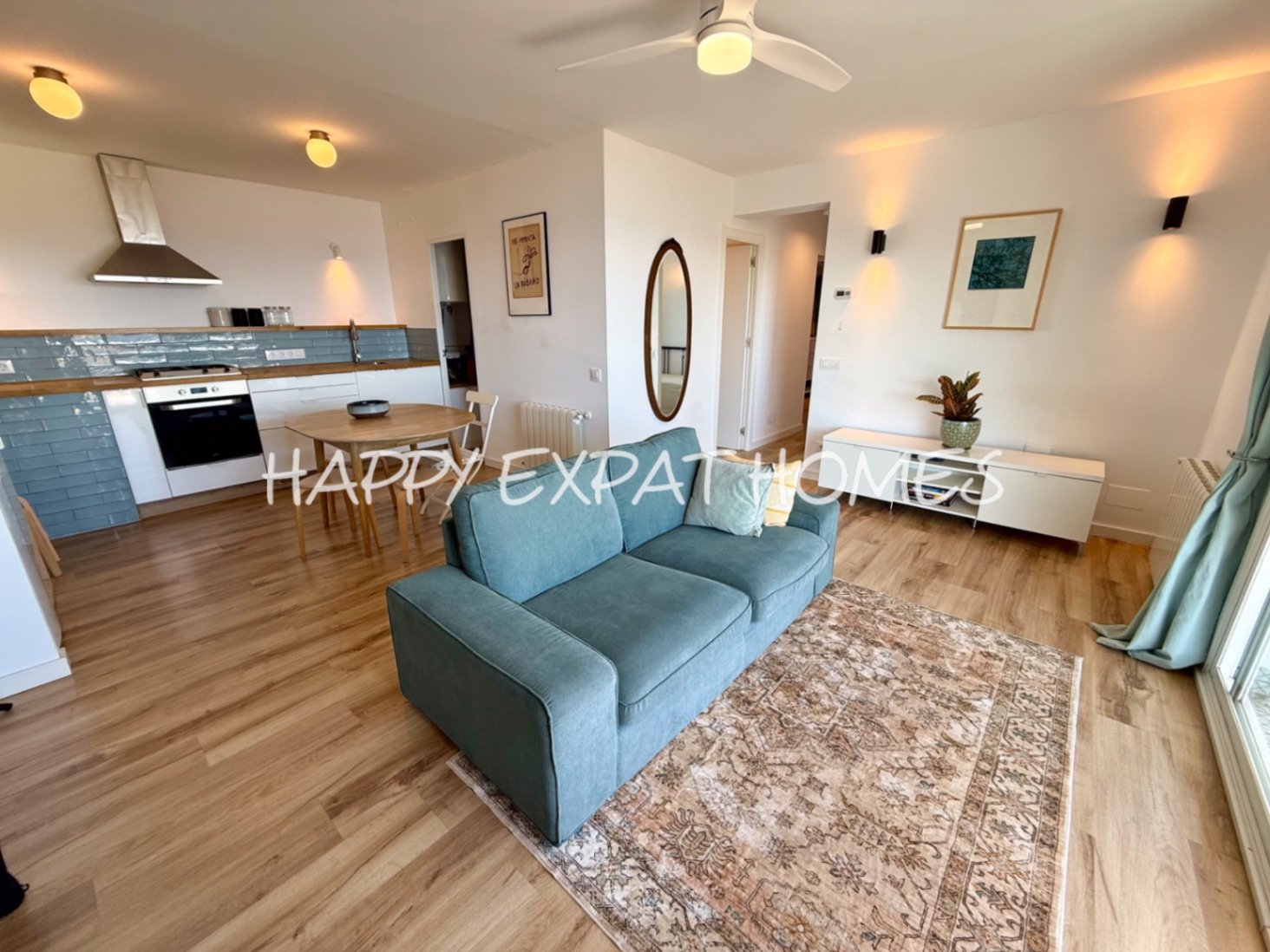 Diese wunderschöne Immobilie befindet sich in einem der beliebtesten Gebiete von Les Botigues de Sitges. Ihre atemberaubenden Meerblicke sind ohne Zwe