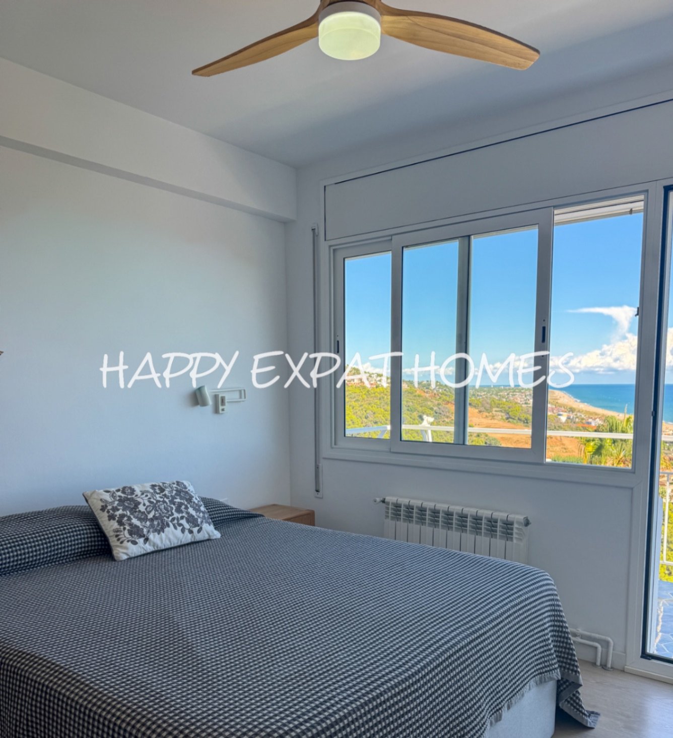 Diese wunderschöne Immobilie befindet sich in einem der beliebtesten Gebiete von Les Botigues de Sitges. Ihre atemberaubenden Meerblicke sind ohne Zwe