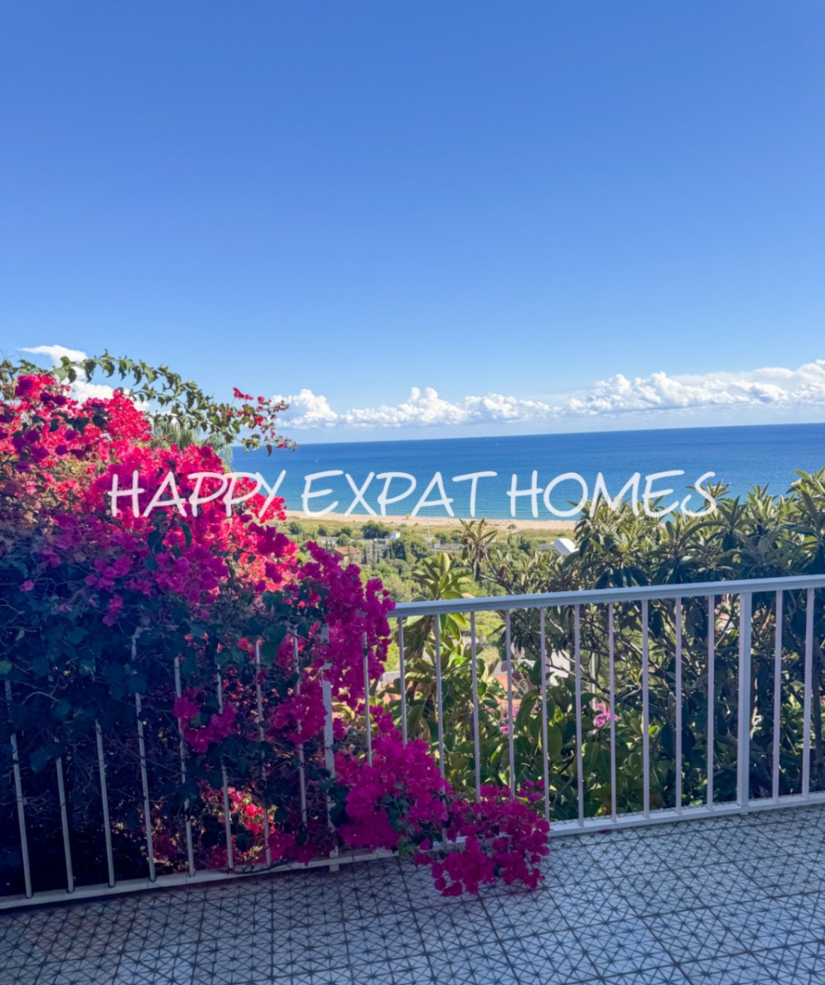 Diese wunderschöne Immobilie befindet sich in einem der beliebtesten Gebiete von Les Botigues de Sitges. Ihre atemberaubenden Meerblicke sind ohne Zwe