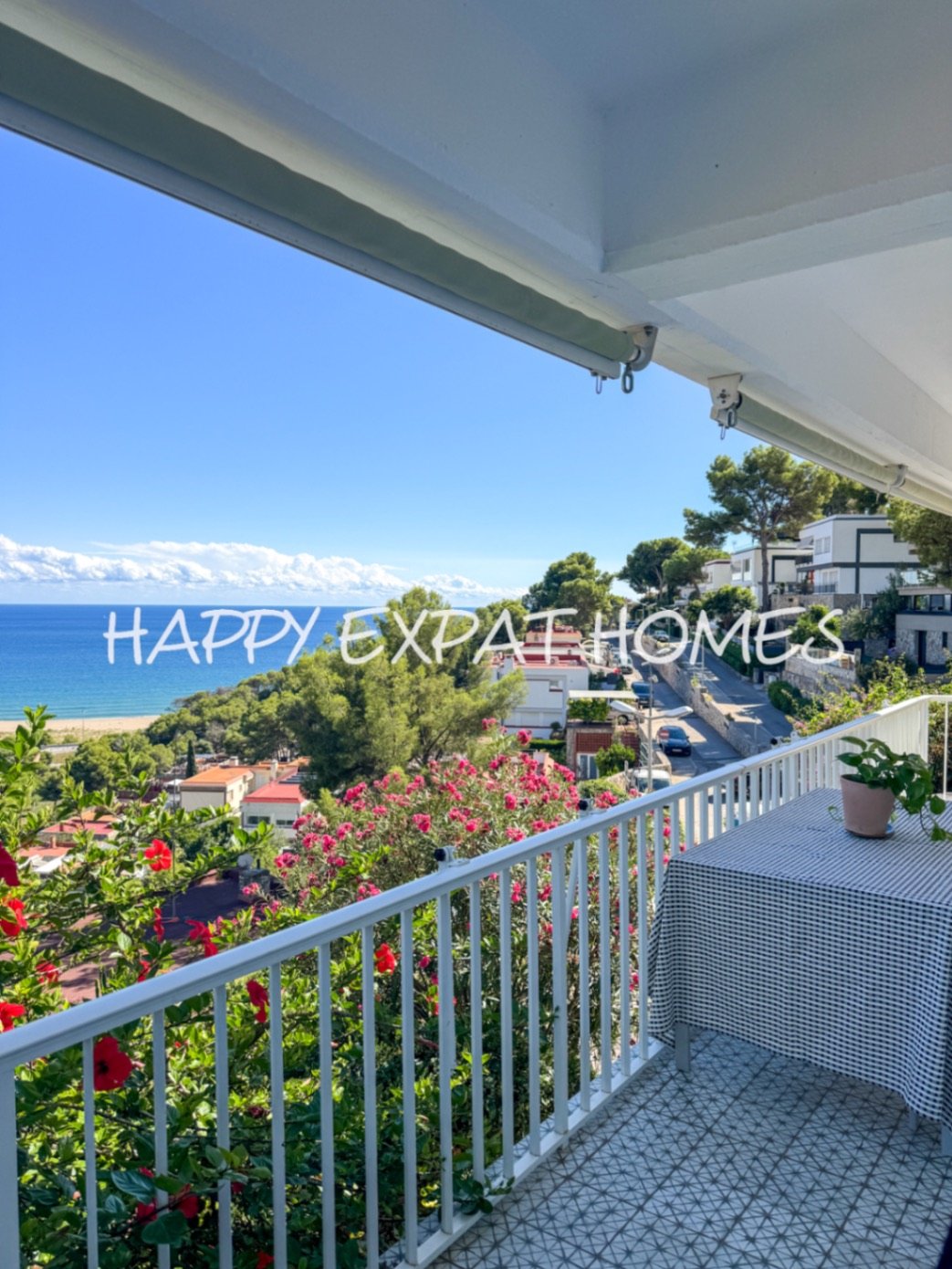 Diese wunderschöne Immobilie befindet sich in einem der beliebtesten Gebiete von Les Botigues de Sitges. Ihre atemberaubenden Meerblicke sind ohne Zwe