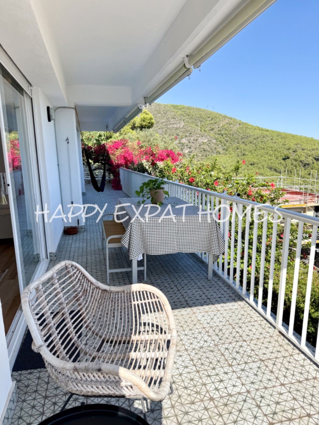 Diese wunderschöne Immobilie befindet sich in einem der beliebtesten Gebiete von Les Botigues de Sitges. Ihre atemberaubenden Meerblicke sind ohne Zwe