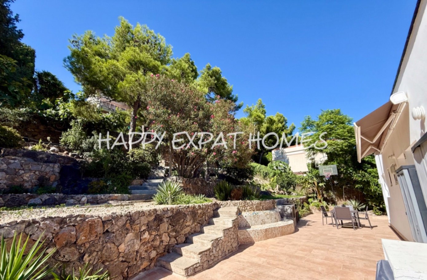 Diese wunderschöne Immobilie befindet sich in einem der beliebtesten Gebiete von Les Botigues de Sitges. Ihre atemberaubenden Meerblicke sind ohne Zwe