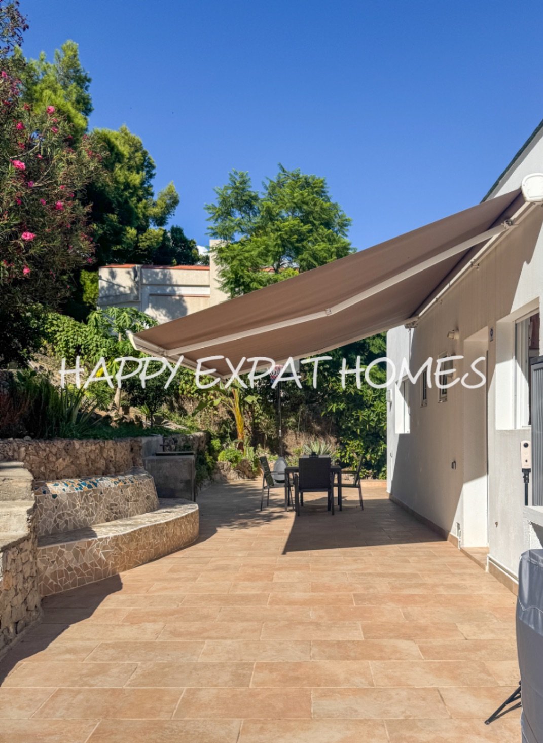 Diese wunderschöne Immobilie befindet sich in einem der beliebtesten Gebiete von Les Botigues de Sitges. Ihre atemberaubenden Meerblicke sind ohne Zwe