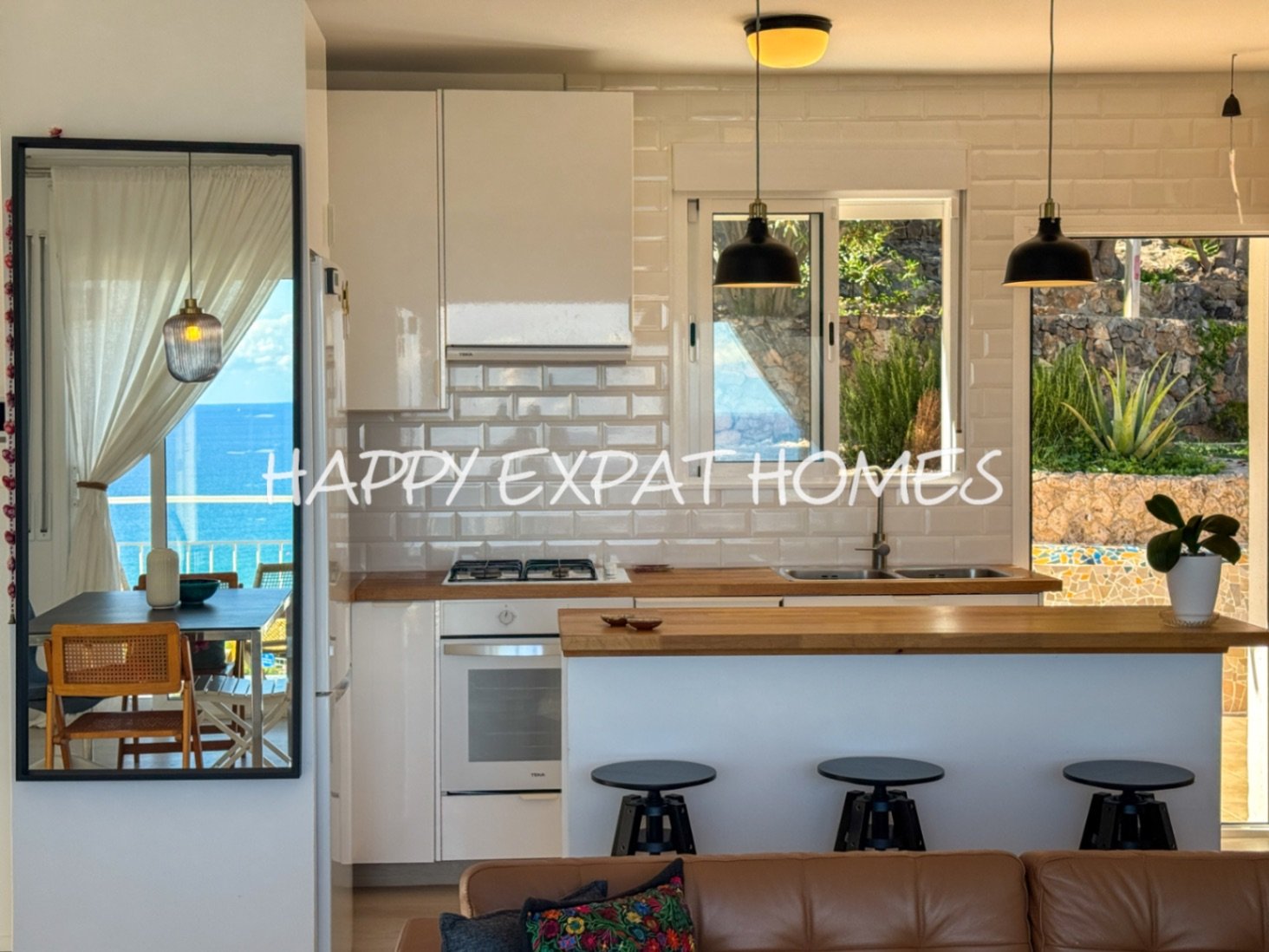 Diese wunderschöne Immobilie befindet sich in einem der beliebtesten Gebiete von Les Botigues de Sitges. Ihre atemberaubenden Meerblicke sind ohne Zwe