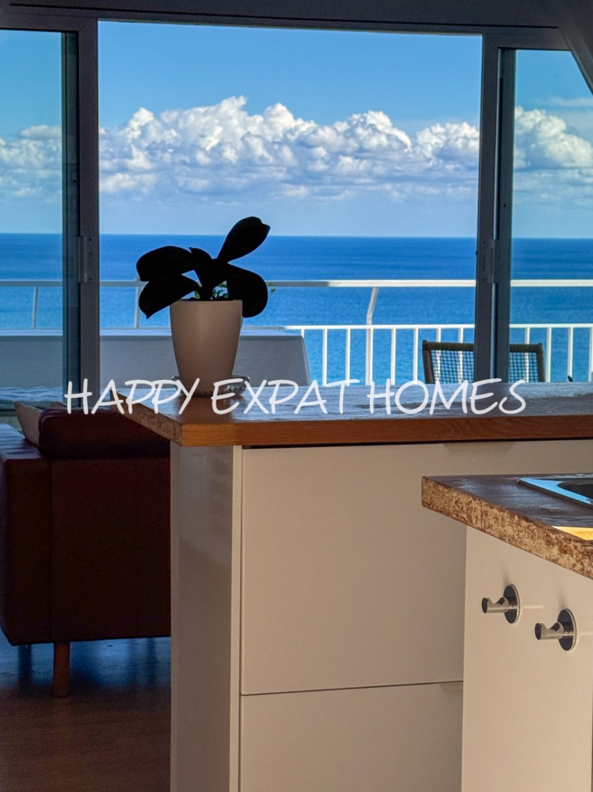 Diese wunderschöne Immobilie befindet sich in einem der beliebtesten Gebiete von Les Botigues de Sitges. Ihre atemberaubenden Meerblicke sind ohne Zwe