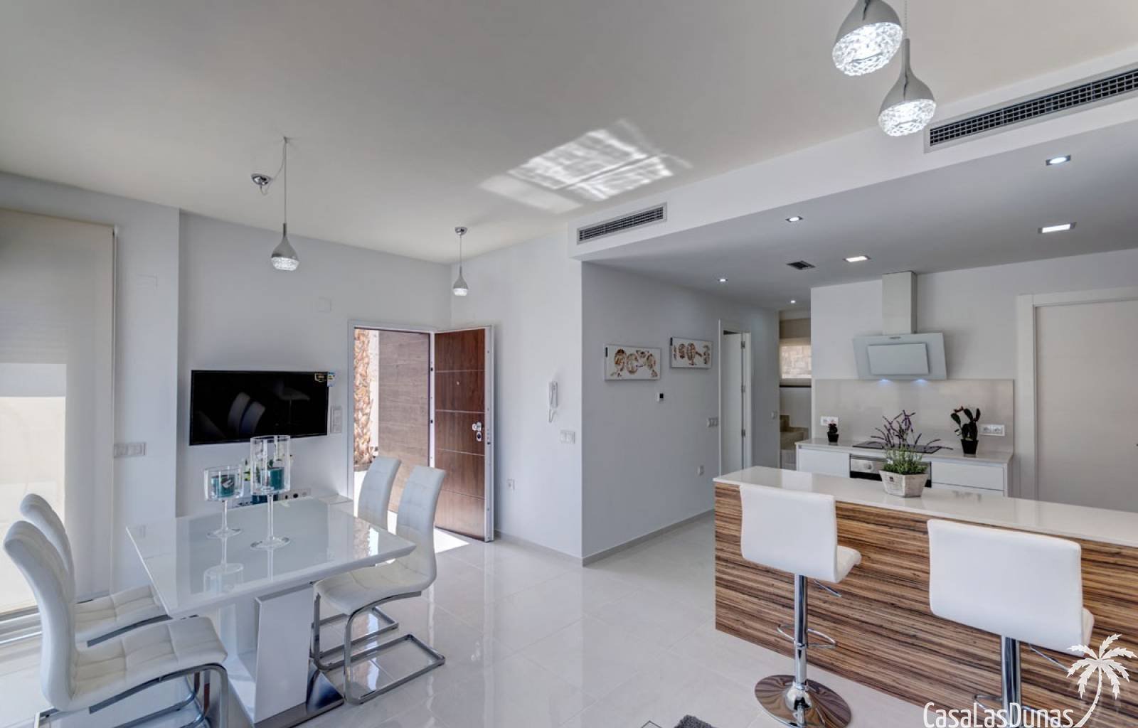 Dieses moderne Neubauprojekt liegt am Rande von San Miguel de Salinas. Diese Villa verfügt über ein Wohn-/Esszimmer, eine offene Küche, ein Schlafzim