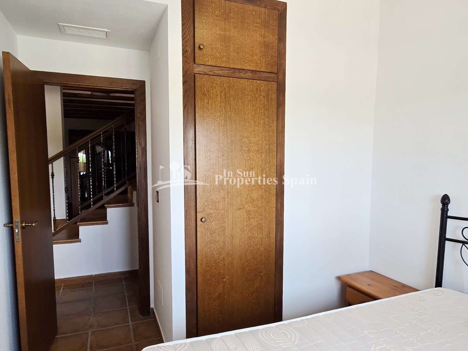 Wunderschöne, nach Süden ausgerichtete Doppelhaushälfte in La Finca Golf, Algorfa.
Wir freuen uns, Ihnen diese bezugsfertige 100 m² groß