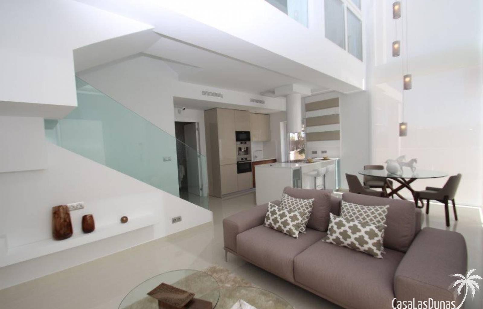 Diese Residenz, bestehend aus 16 freistehenden Villen, wird derzeit nur 3 Gehminuten von den ausgezeichneten Sandstränden von Mar Menor entfernt geba