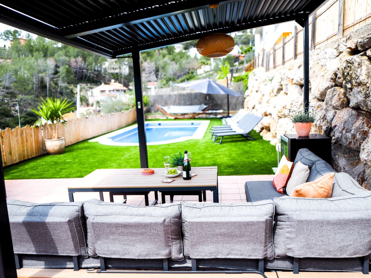 Entdecken Sie dieses geräumige Haus aus dem Jahr 2007, das 2022 renoviert wurde und über 300 m² Wohnfläche mit fantastischer Aussicht bietet. Perfekt