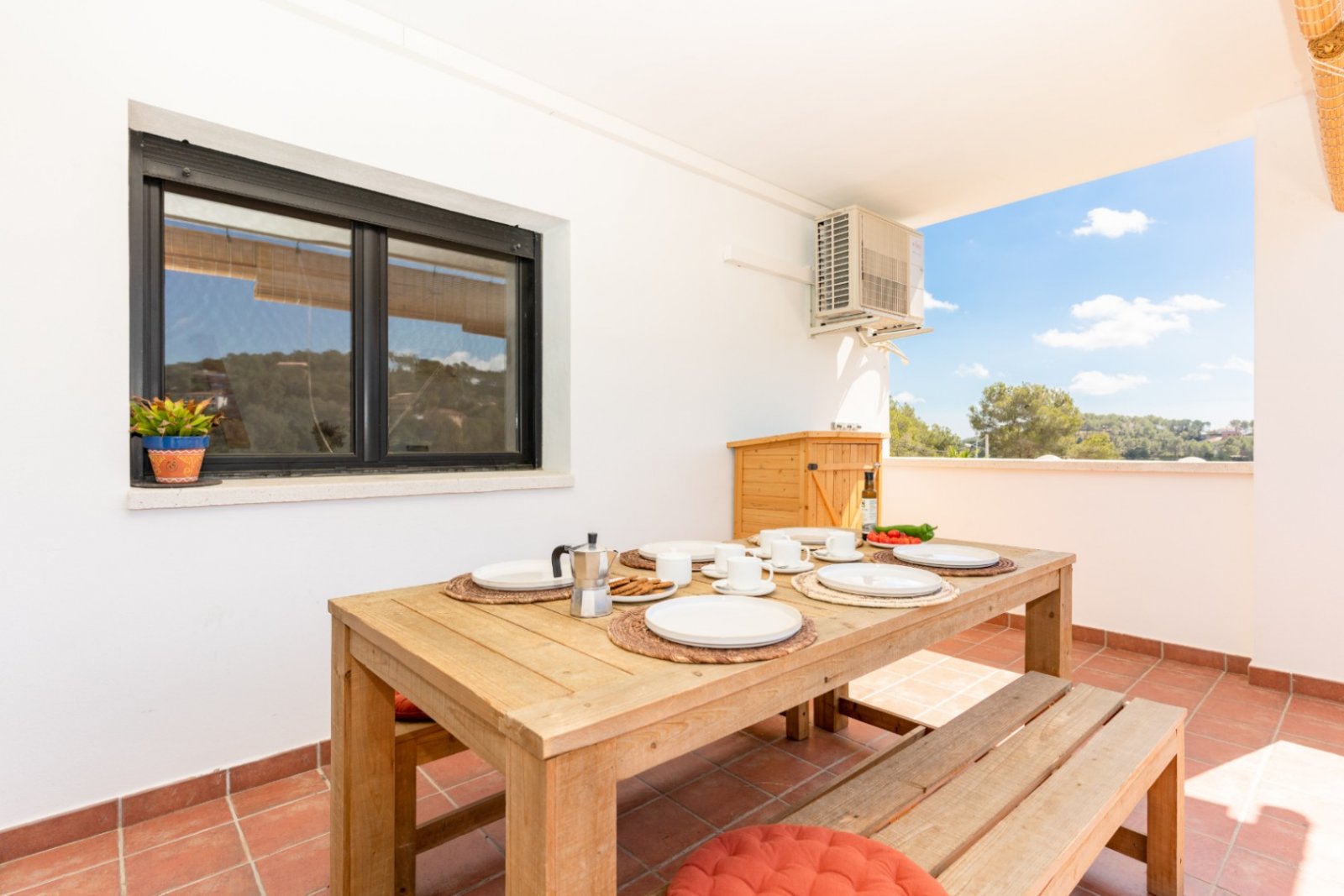 Entdecken Sie dieses geräumige Haus aus dem Jahr 2007, das 2022 renoviert wurde und über 300 m² Wohnfläche mit fantastischer Aussicht bietet. Perfekt