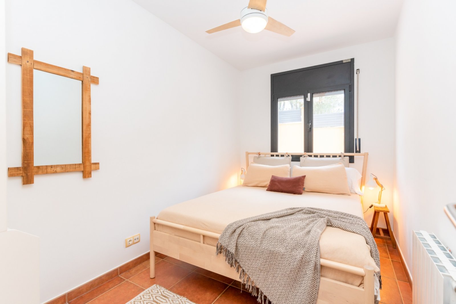 Entdecken Sie dieses geräumige Haus aus dem Jahr 2007, das 2022 renoviert wurde und über 300 m² Wohnfläche mit fantastischer Aussicht bietet. Perfekt