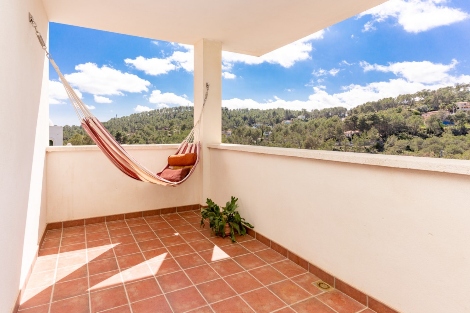 Entdecken Sie dieses geräumige Haus aus dem Jahr 2007, das 2022 renoviert wurde und über 300 m² Wohnfläche mit fantastischer Aussicht bietet. Perfekt