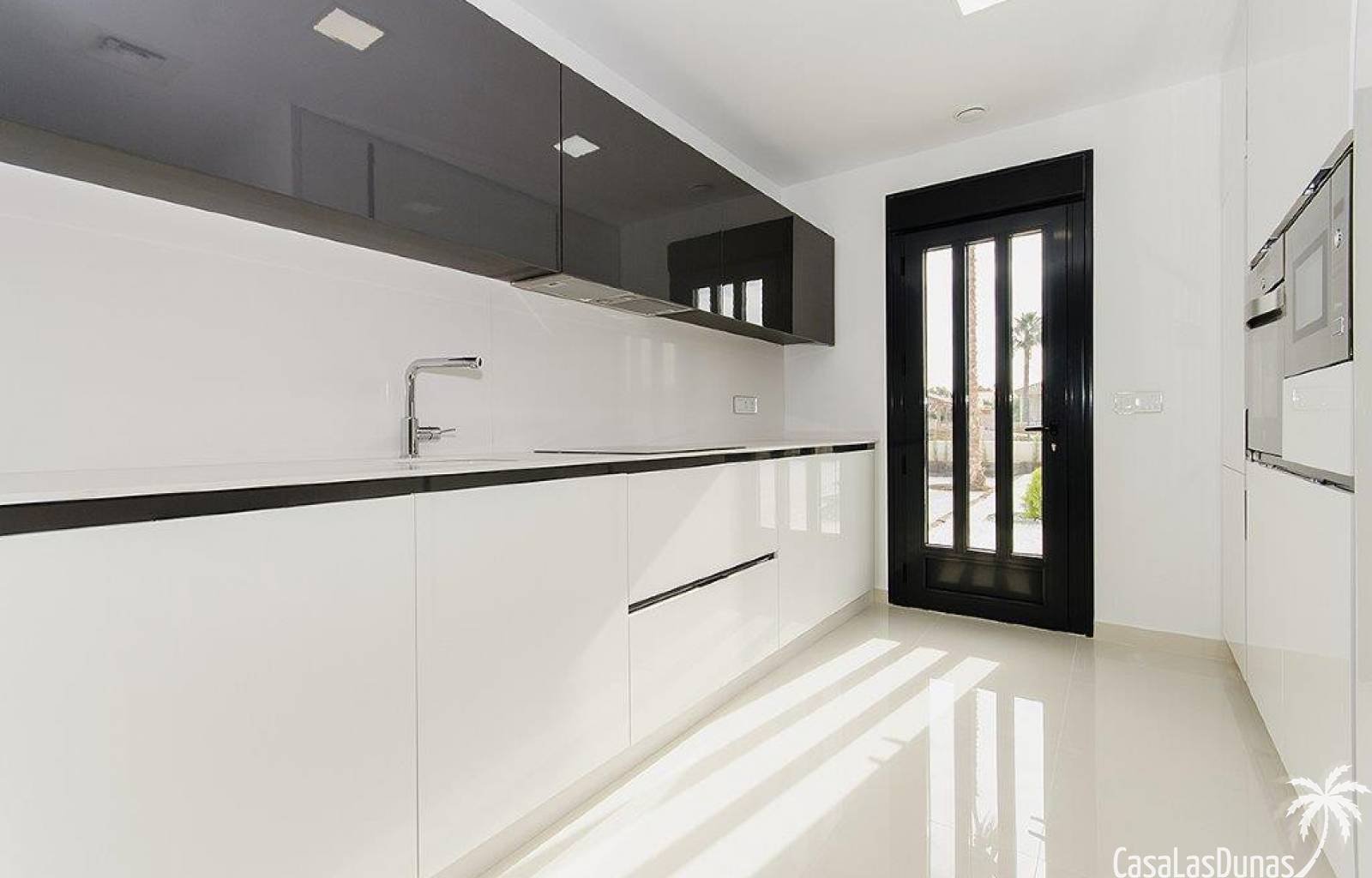 Diese Residenz, bestehend aus 16 einzelnen Villen, befindet sich derzeit im Bau, nur 3 Gehminuten von den hervorragenden Sandstränden von Mar Menor e