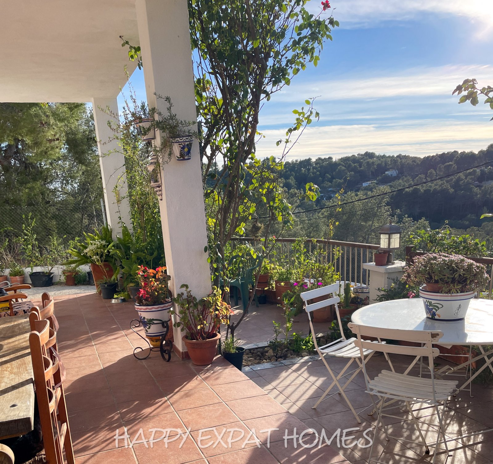 Dieses charmante große Haus in den Hügeln von Sitges hat den ganzen Tag Sonne und eine herrliche Aussicht von einer der Terrassen oder von einer Bank