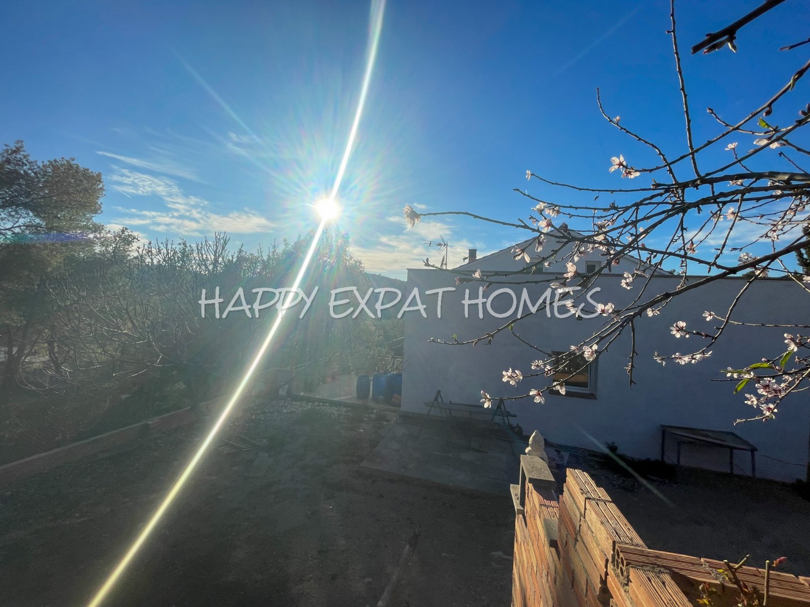 Dieses charmante große Haus in den Hügeln von Sitges hat den ganzen Tag Sonne und eine herrliche Aussicht von einer der Terrassen oder von einer Bank
