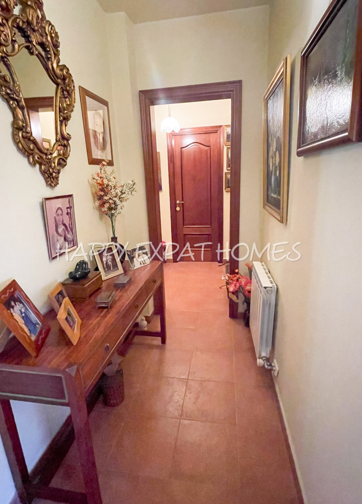 Dieses charmante große Haus in den Hügeln von Sitges hat den ganzen Tag Sonne und eine herrliche Aussicht von einer der Terrassen oder von einer Bank