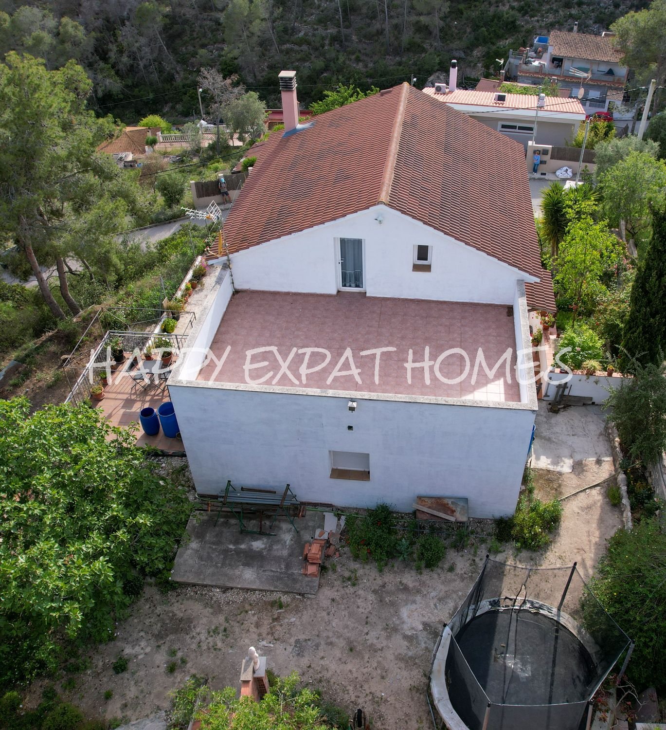 Dieses charmante große Haus in den Hügeln von Sitges hat den ganzen Tag Sonne und eine herrliche Aussicht von einer der Terrassen oder von einer Bank