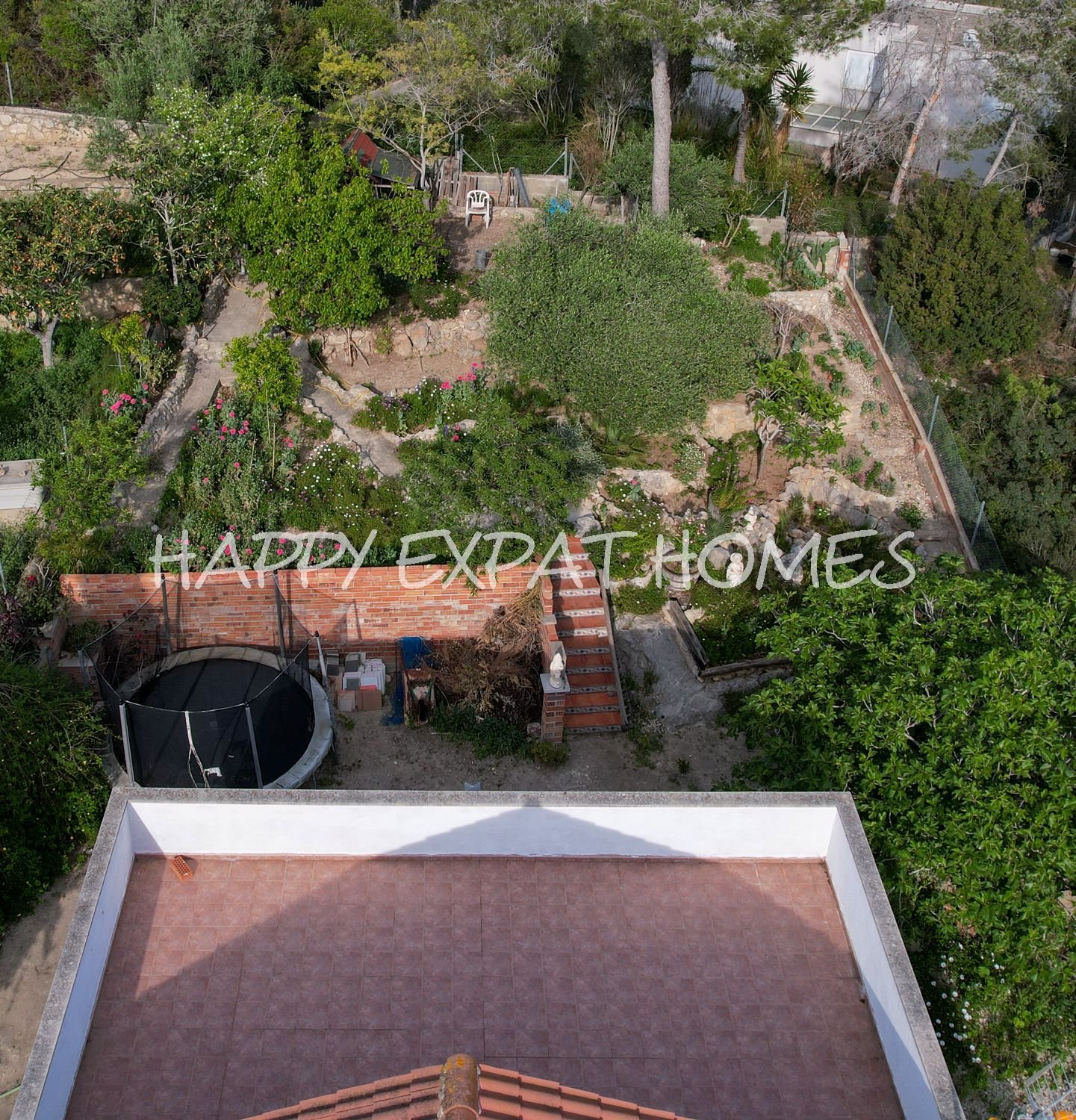 Dieses charmante große Haus in den Hügeln von Sitges hat den ganzen Tag Sonne und eine herrliche Aussicht von einer der Terrassen oder von einer Bank