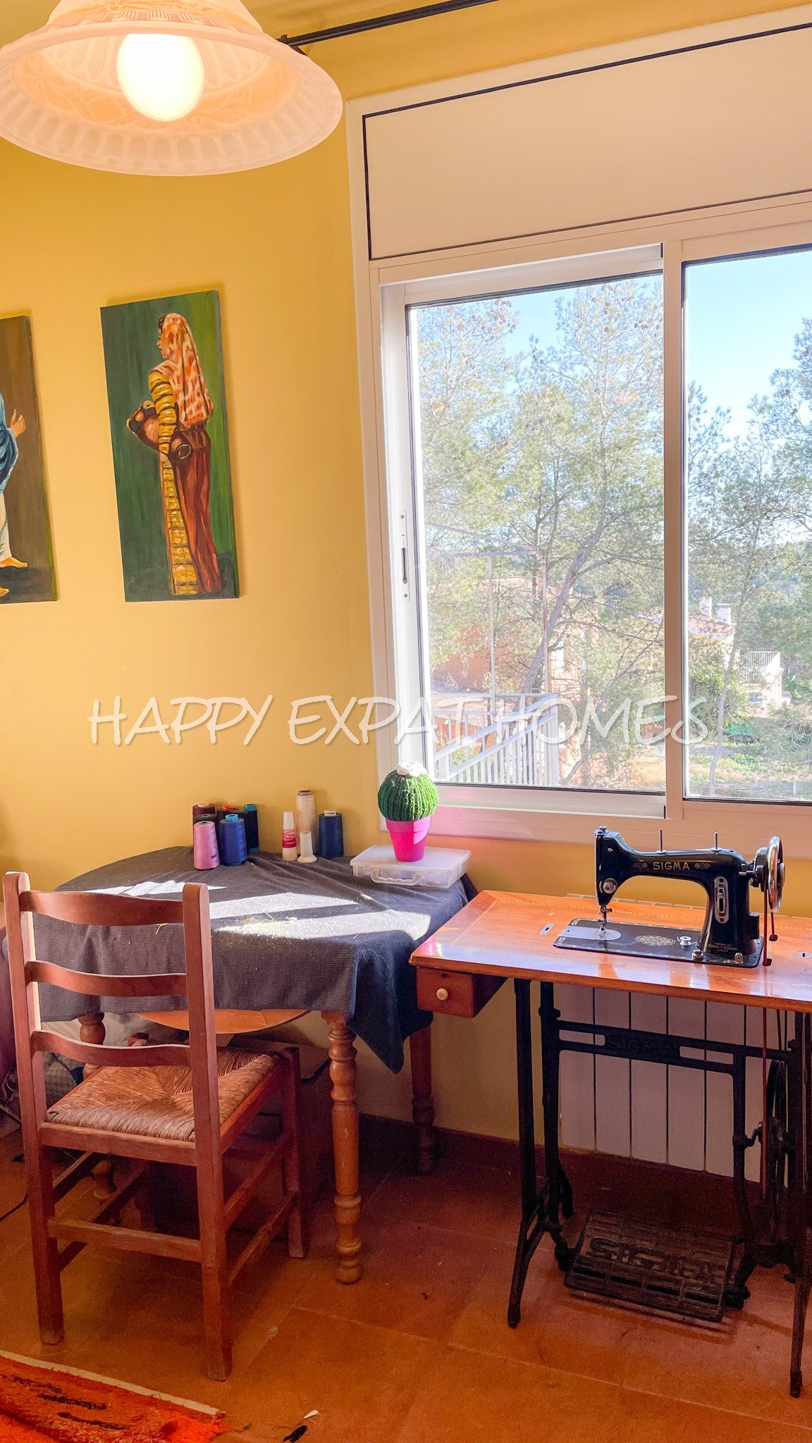 Dieses charmante große Haus in den Hügeln von Sitges hat den ganzen Tag Sonne und eine herrliche Aussicht von einer der Terrassen oder von einer Bank