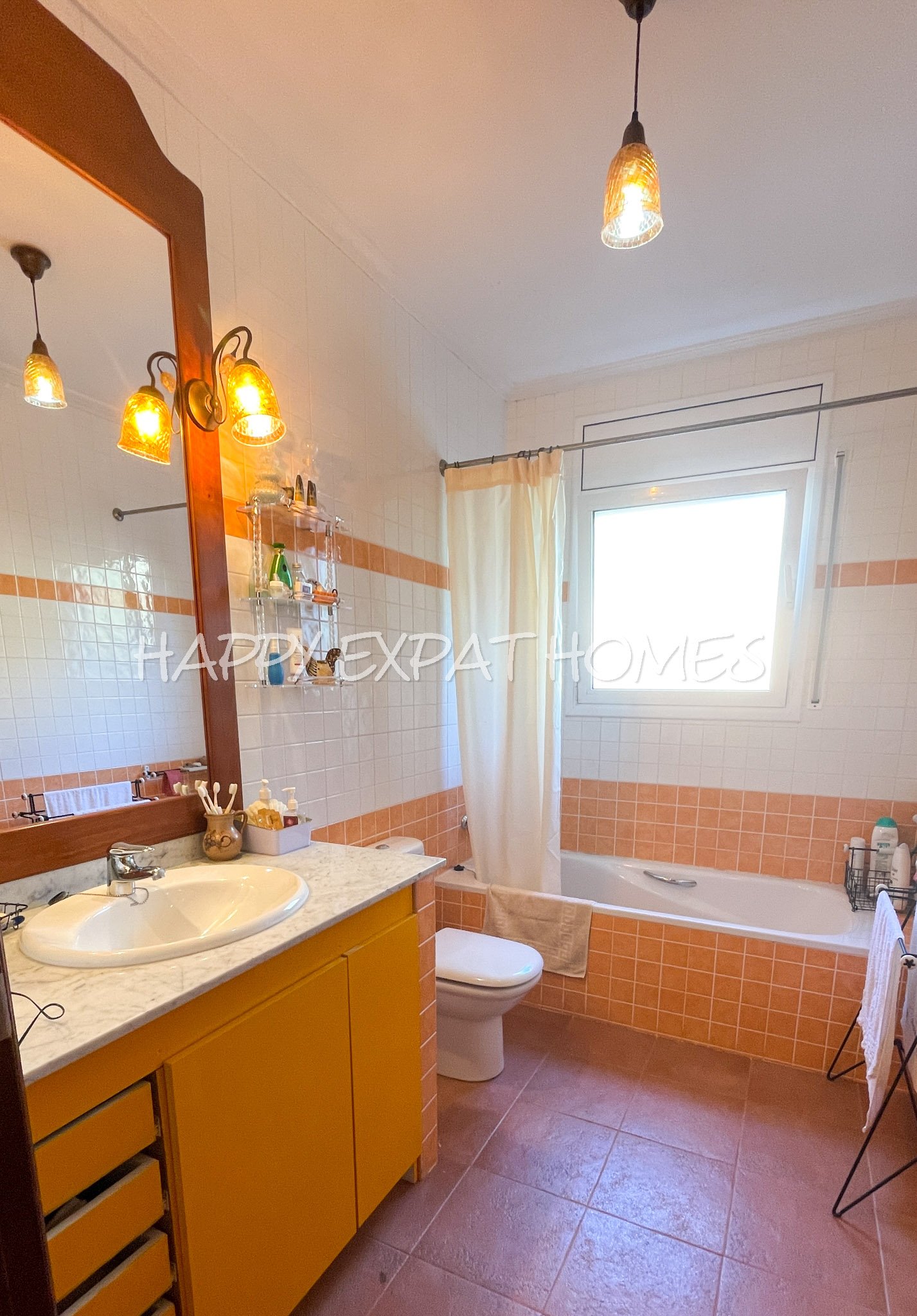 Dieses charmante große Haus in den Hügeln von Sitges hat den ganzen Tag Sonne und eine herrliche Aussicht von einer der Terrassen oder von einer Bank