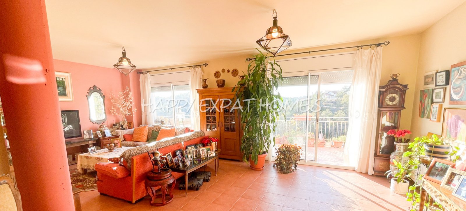 Dieses charmante große Haus in den Hügeln von Sitges hat den ganzen Tag Sonne und eine herrliche Aussicht von einer der Terrassen oder von einer Bank