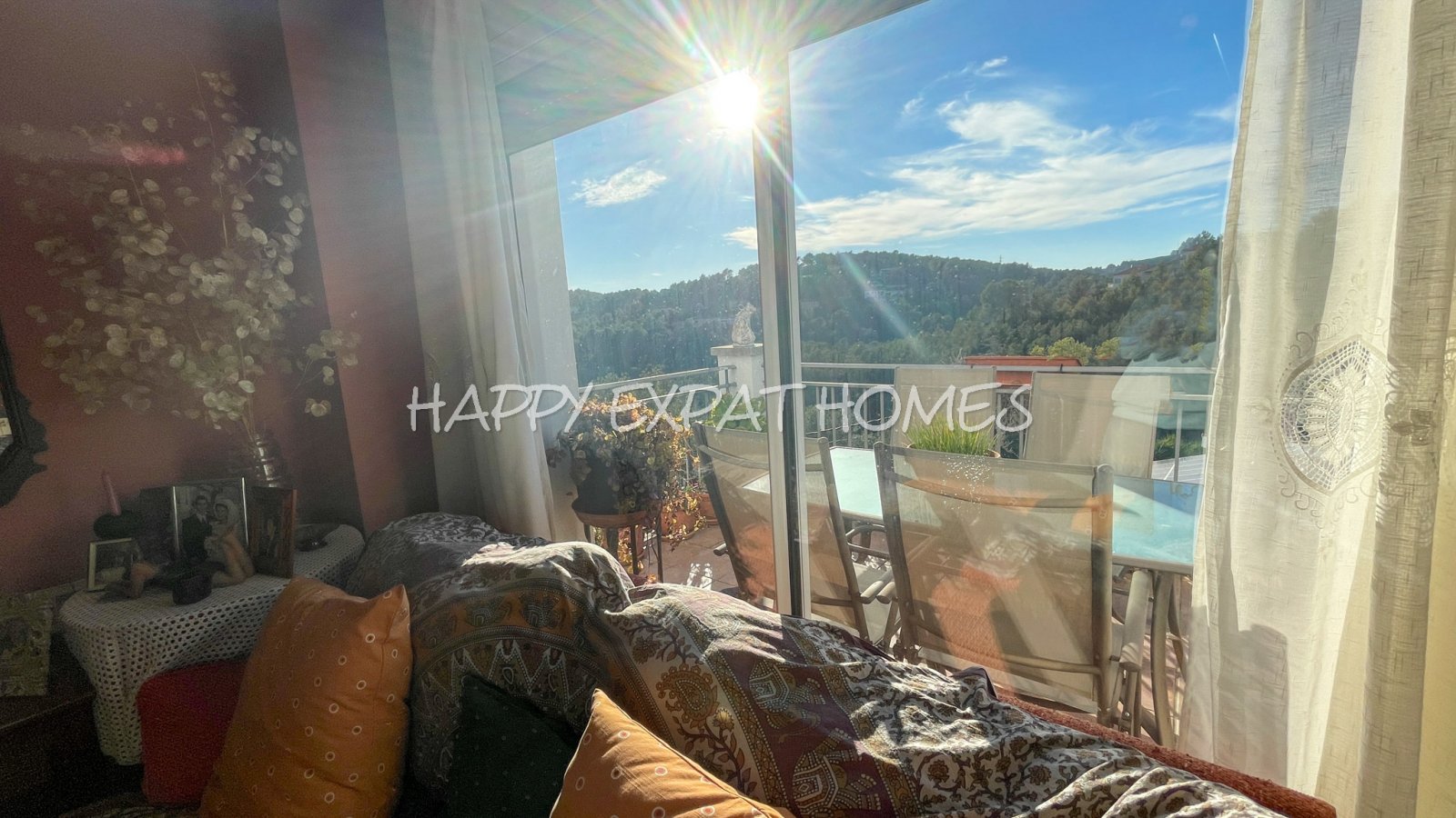 Dieses charmante große Haus in den Hügeln von Sitges hat den ganzen Tag Sonne und eine herrliche Aussicht von einer der Terrassen oder von einer Bank