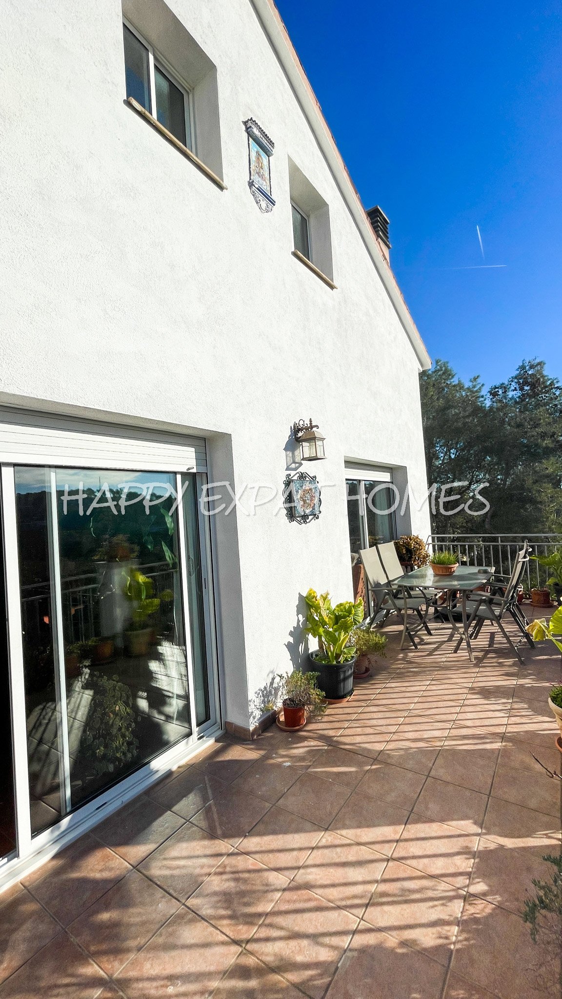 Dieses charmante große Haus in den Hügeln von Sitges hat den ganzen Tag Sonne und eine herrliche Aussicht von einer der Terrassen oder von einer Bank