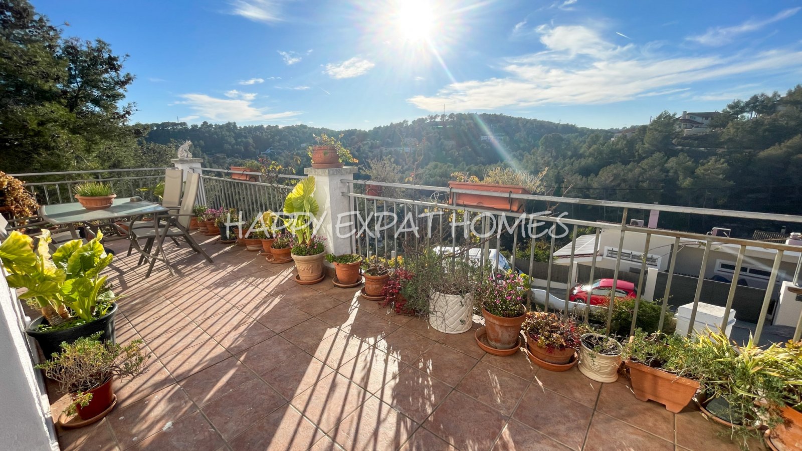 Dieses charmante große Haus in den Hügeln von Sitges hat den ganzen Tag Sonne und eine herrliche Aussicht von einer der Terrassen oder von einer Bank