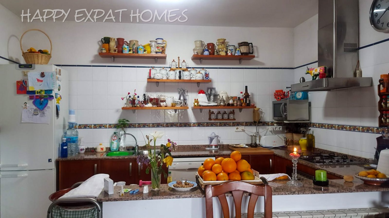 Dieses charmante große Haus in den Hügeln von Sitges hat den ganzen Tag Sonne und eine herrliche Aussicht von einer der Terrassen oder von einer Bank