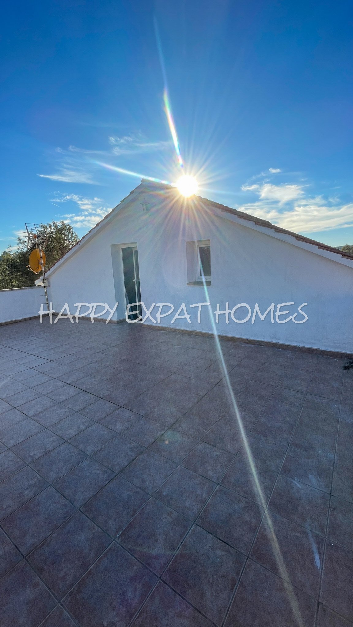 Dieses charmante große Haus in den Hügeln von Sitges hat den ganzen Tag Sonne und eine herrliche Aussicht von einer der Terrassen oder von einer Bank