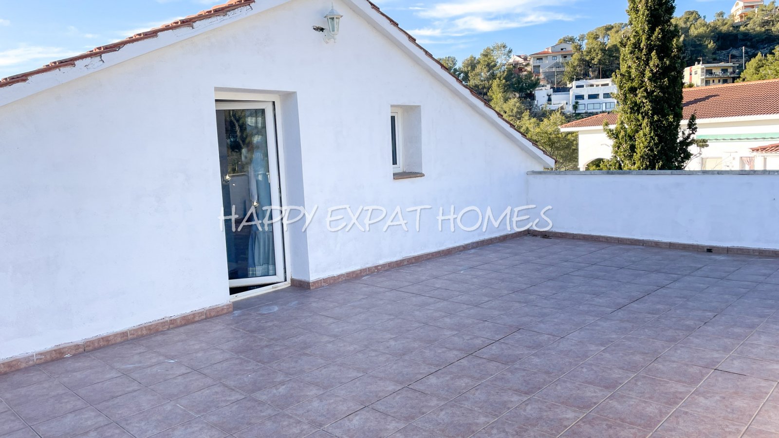Dieses charmante große Haus in den Hügeln von Sitges hat den ganzen Tag Sonne und eine herrliche Aussicht von einer der Terrassen oder von einer Bank
