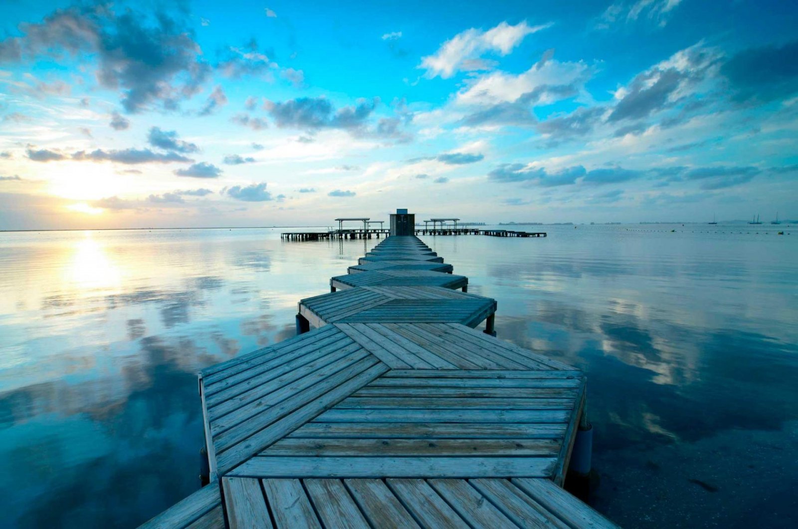 Moderne Doppelhaushälften mit privatem Pool in Meeresnähe in Santiago de la Ribera
Exklusive Neubauten nur 1 km vom Strand entfernt
Entd