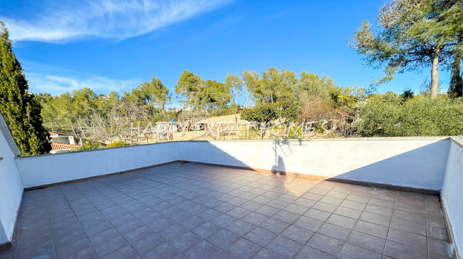 Dieses charmante große Haus in den Hügeln von Sitges hat den ganzen Tag Sonne und eine herrliche Aussicht von einer der Terrassen oder von einer Bank