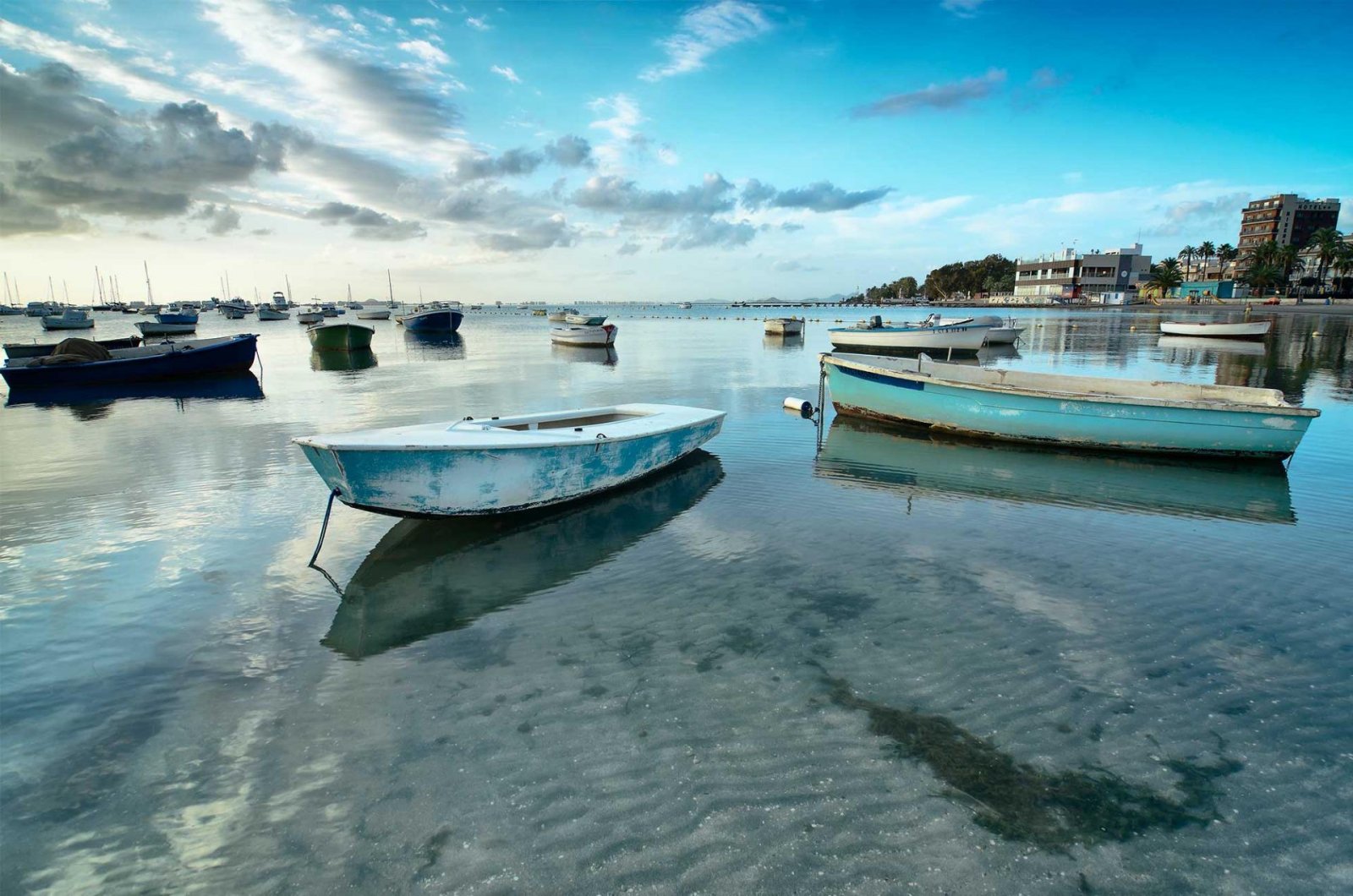Moderne Doppelhaushälften mit privatem Pool in Meeresnähe in Santiago de la Ribera
Exklusive Neubauten nur 1 km vom Strand entfernt
Entd