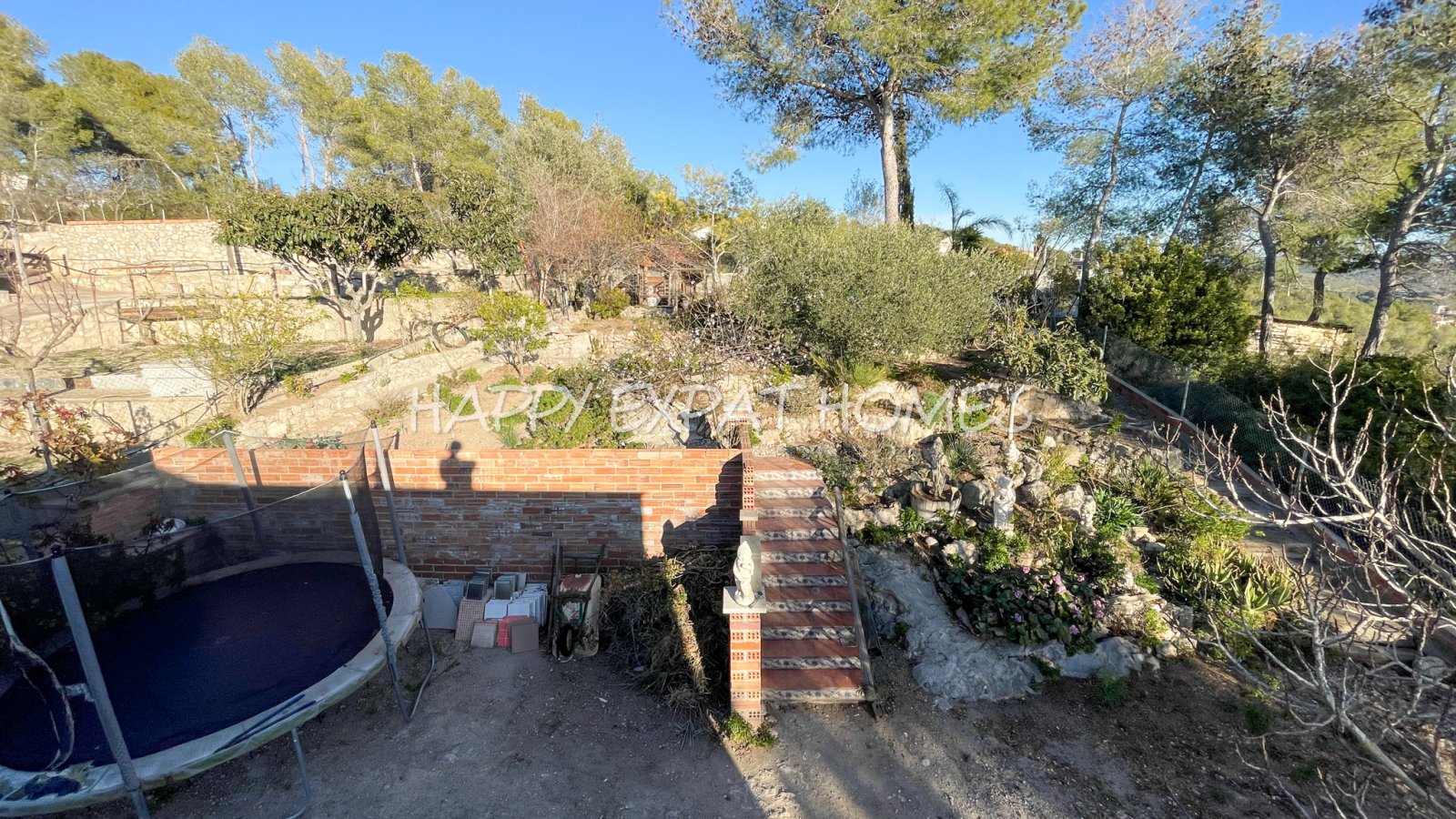 Dieses charmante große Haus in den Hügeln von Sitges hat den ganzen Tag Sonne und eine herrliche Aussicht von einer der Terrassen oder von einer Bank