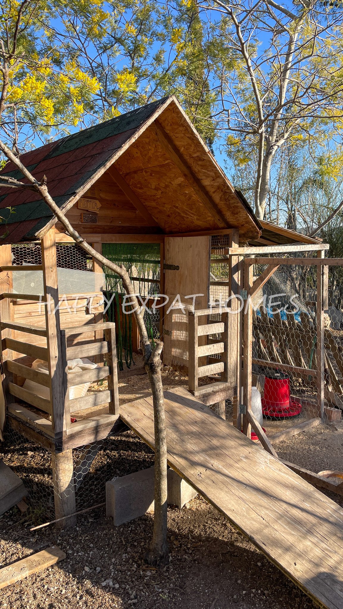 Dieses charmante große Haus in den Hügeln von Sitges hat den ganzen Tag Sonne und eine herrliche Aussicht von einer der Terrassen oder von einer Bank