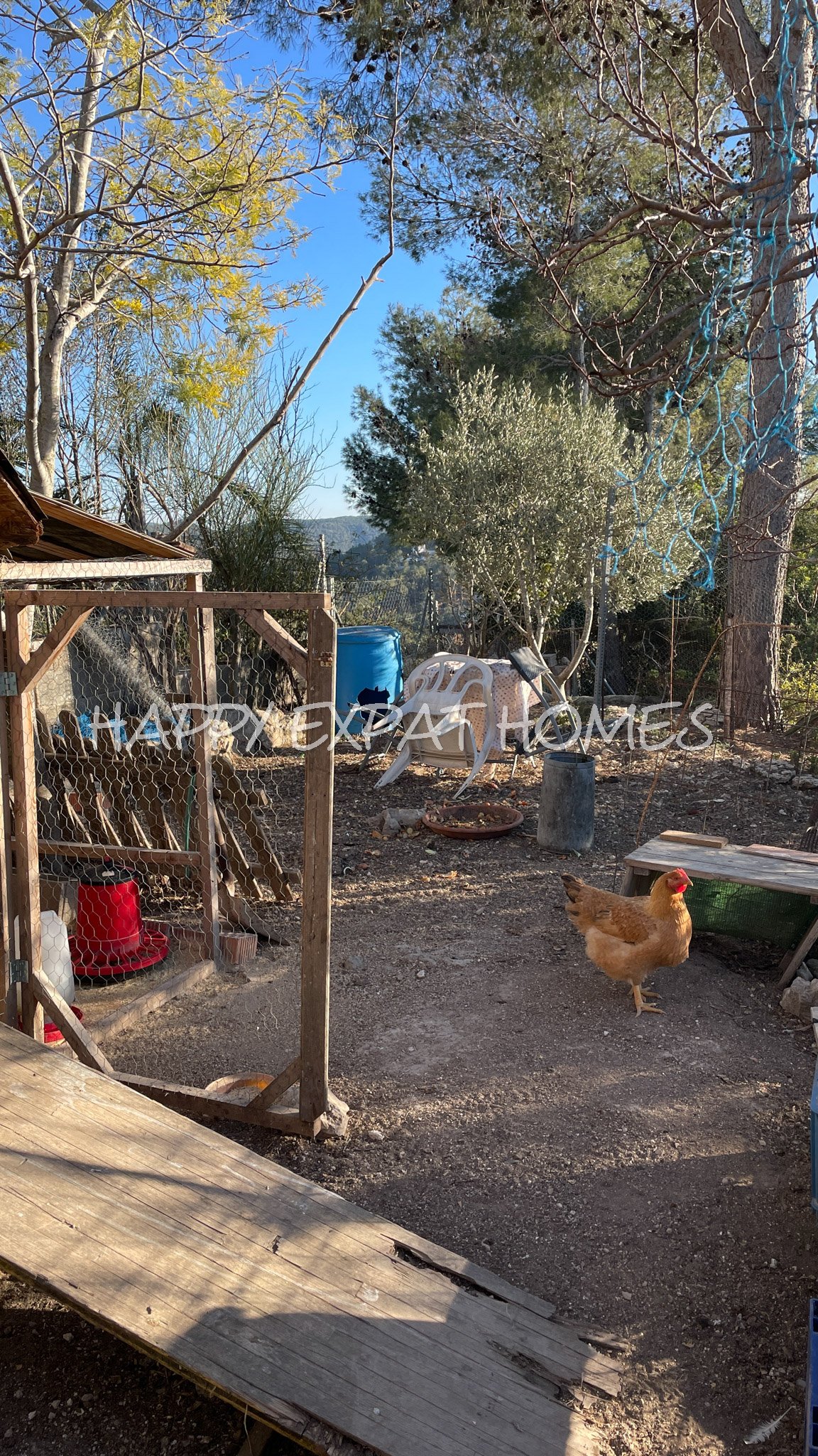Dieses charmante große Haus in den Hügeln von Sitges hat den ganzen Tag Sonne und eine herrliche Aussicht von einer der Terrassen oder von einer Bank