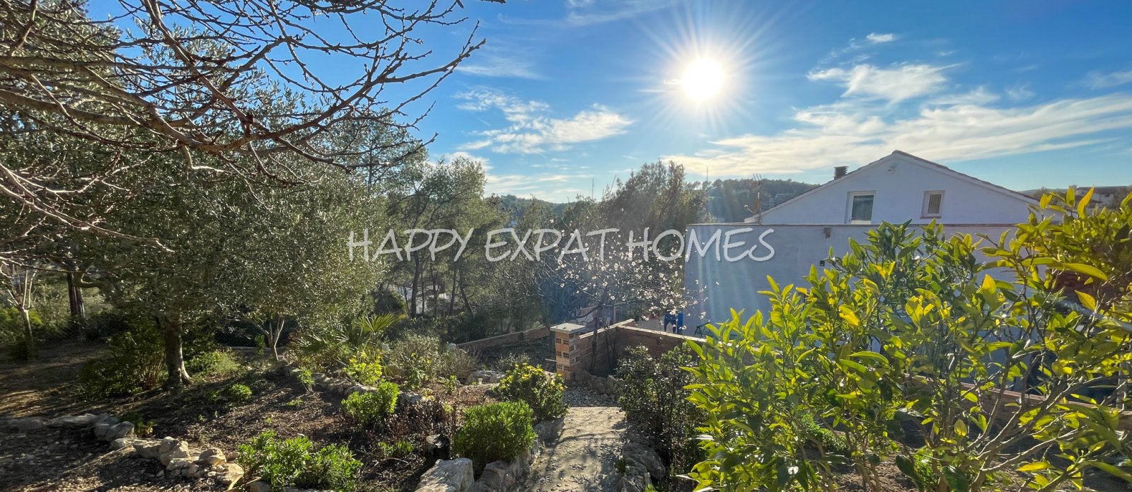 Dieses charmante große Haus in den Hügeln von Sitges hat den ganzen Tag Sonne und eine herrliche Aussicht von einer der Terrassen oder von einer Bank