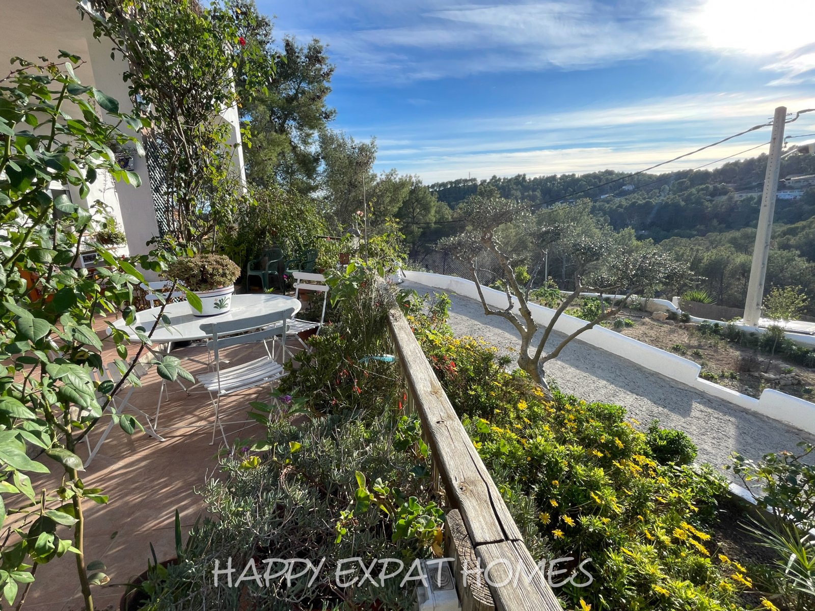 Dieses charmante große Haus in den Hügeln von Sitges hat den ganzen Tag Sonne und eine herrliche Aussicht von einer der Terrassen oder von einer Bank