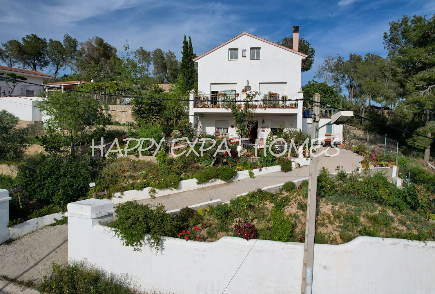 Dieses charmante große Haus in den Hügeln von Sitges hat den ganzen Tag Sonne und eine herrliche Aussicht von einer der Terrassen oder von einer Bank