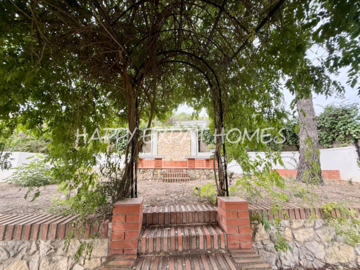 Eingebettet in den ruhigen Hügeln von Olivella, bietet diese schöne Villa die perfekte Kombination aus Ruhe, Raum und mediterranem Charme. Das Anwesen