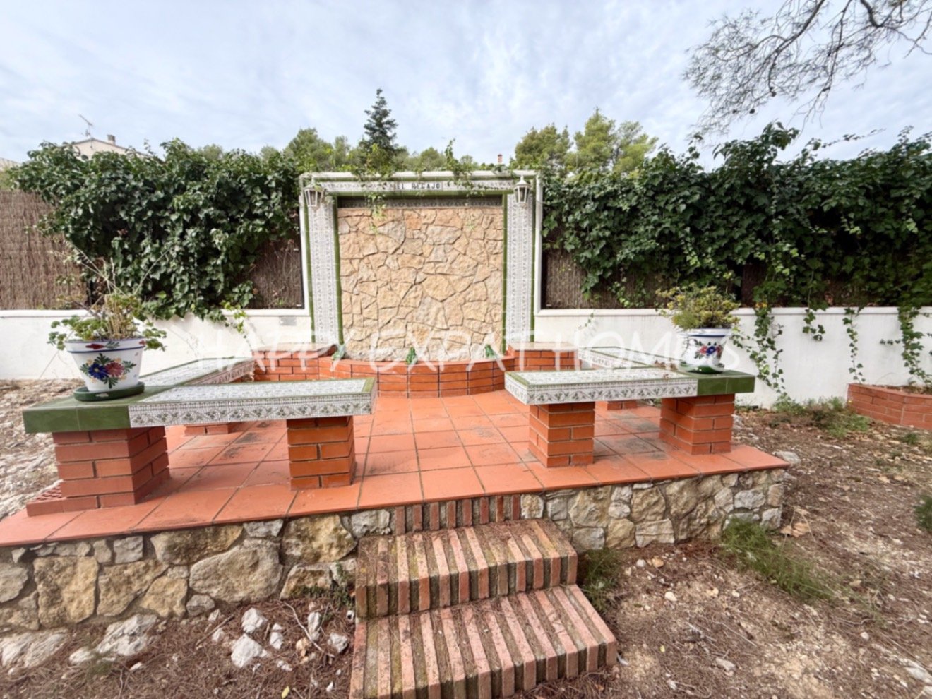 Eingebettet in den ruhigen Hügeln von Olivella, bietet diese schöne Villa die perfekte Kombination aus Ruhe, Raum und mediterranem Charme. Das Anwesen