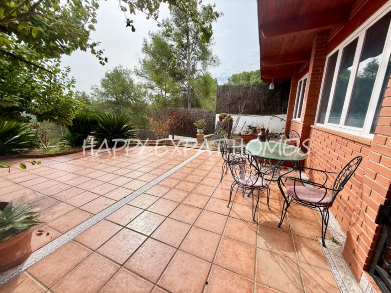 Eingebettet in den ruhigen Hügeln von Olivella, bietet diese schöne Villa die perfekte Kombination aus Ruhe, Raum und mediterranem Charme. Das Anwesen