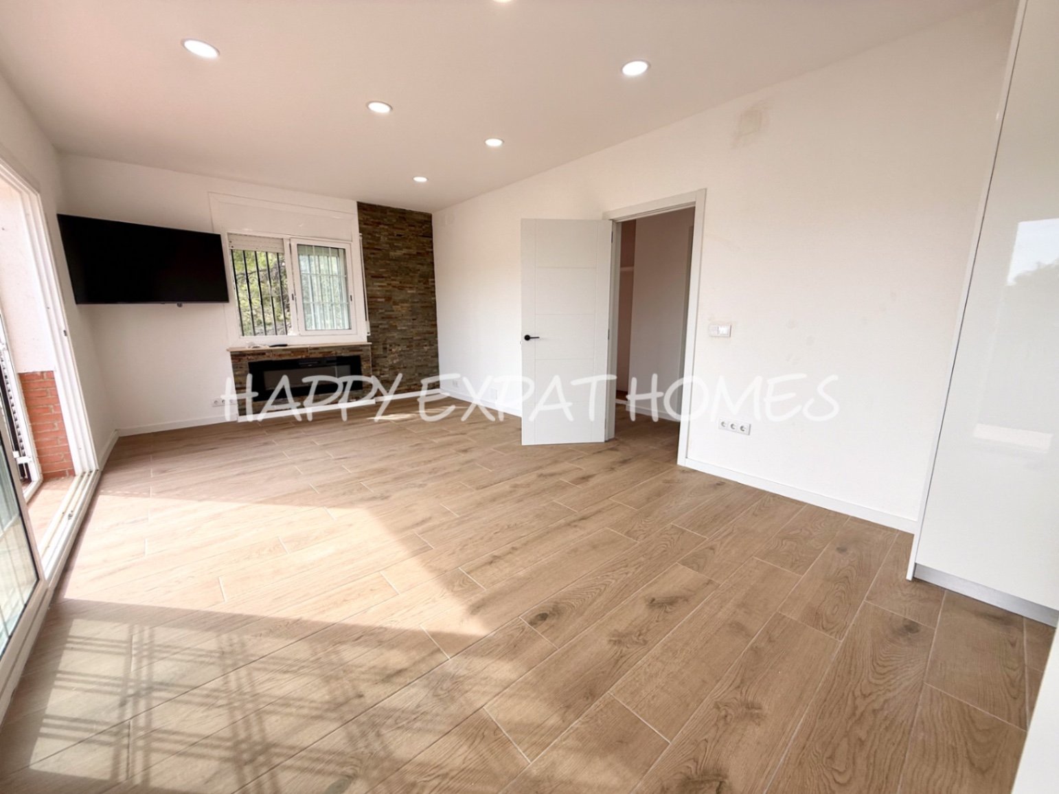 Eingebettet in den ruhigen Hügeln von Olivella, bietet diese schöne Villa die perfekte Kombination aus Ruhe, Raum und mediterranem Charme. Das Anwesen