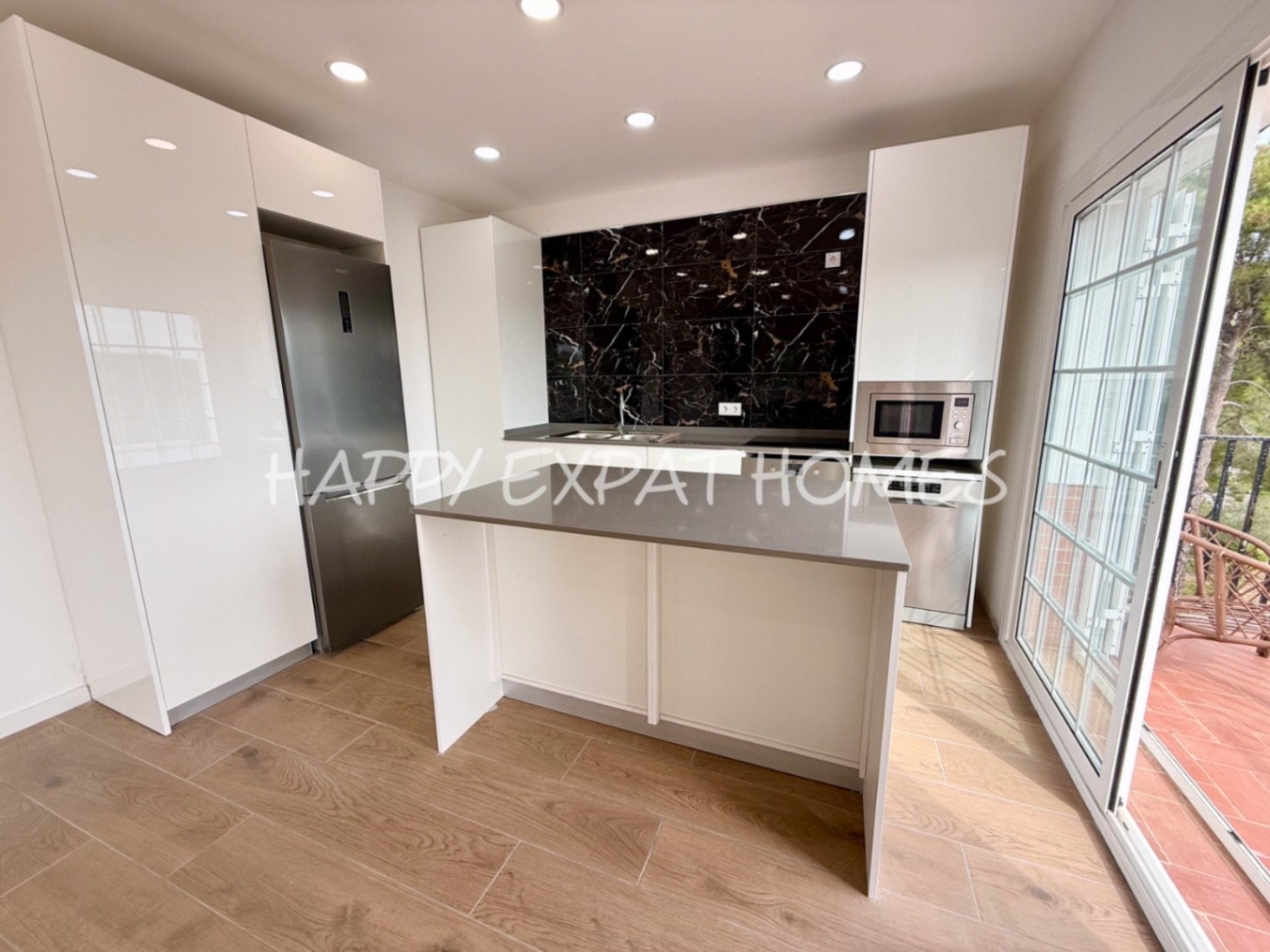 Eingebettet in den ruhigen Hügeln von Olivella, bietet diese schöne Villa die perfekte Kombination aus Ruhe, Raum und mediterranem Charme. Das Anwesen