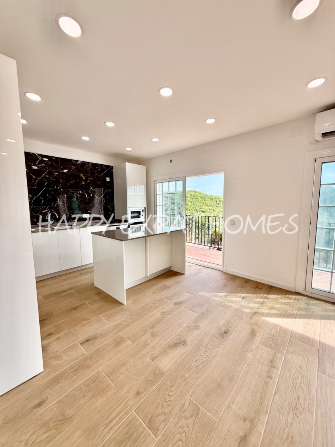 Eingebettet in den ruhigen Hügeln von Olivella, bietet diese schöne Villa die perfekte Kombination aus Ruhe, Raum und mediterranem Charme. Das Anwesen