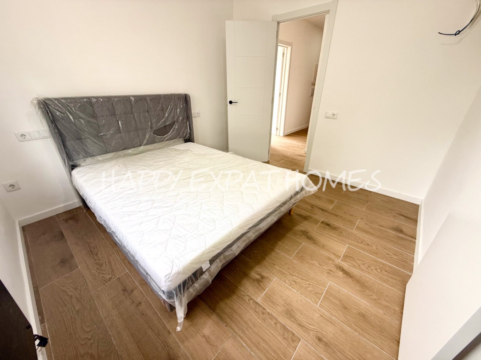 Eingebettet in den ruhigen Hügeln von Olivella, bietet diese schöne Villa die perfekte Kombination aus Ruhe, Raum und mediterranem Charme. Das Anwesen